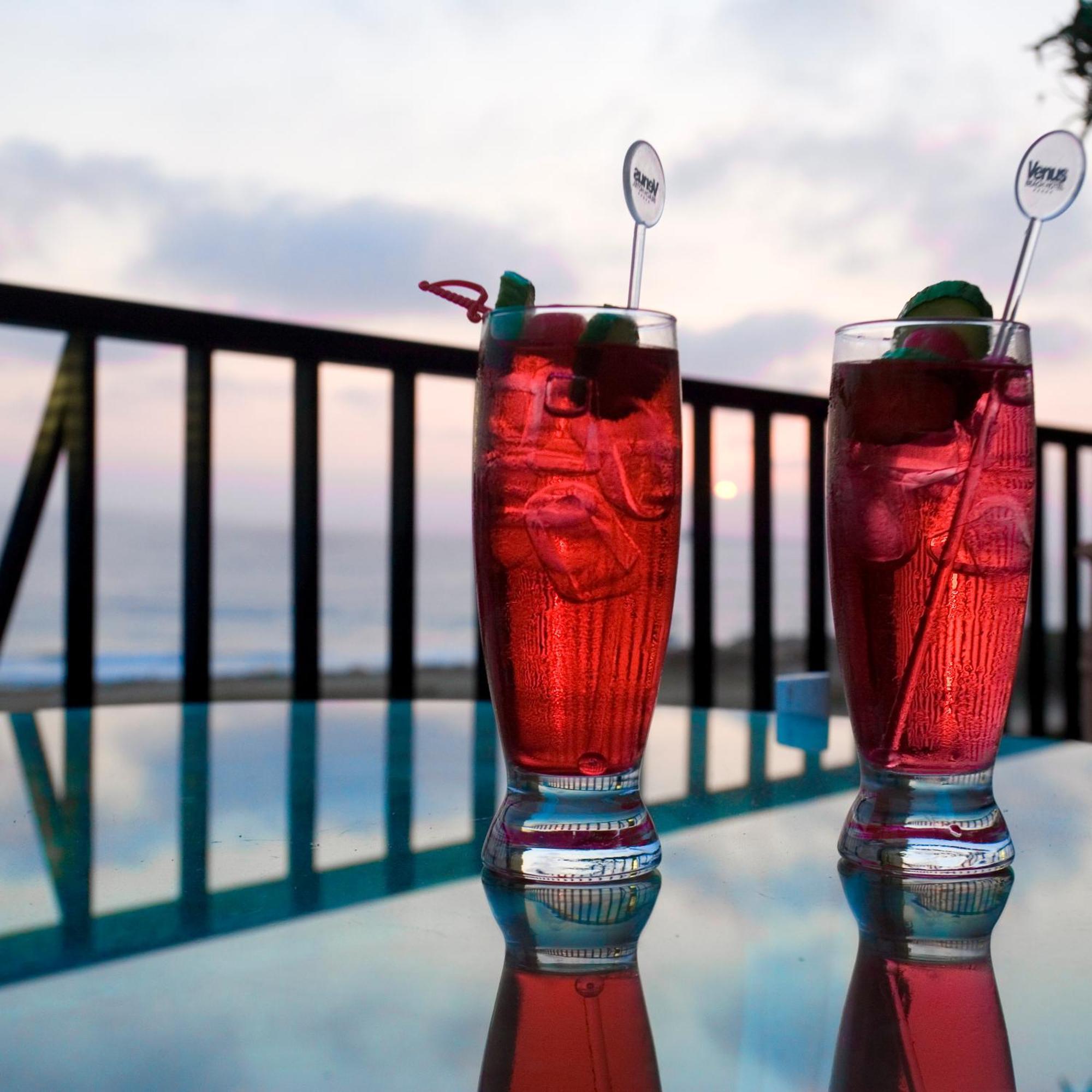 Venus Beach Hotel Paphos Esterno foto Two Sea Breeze cocktails