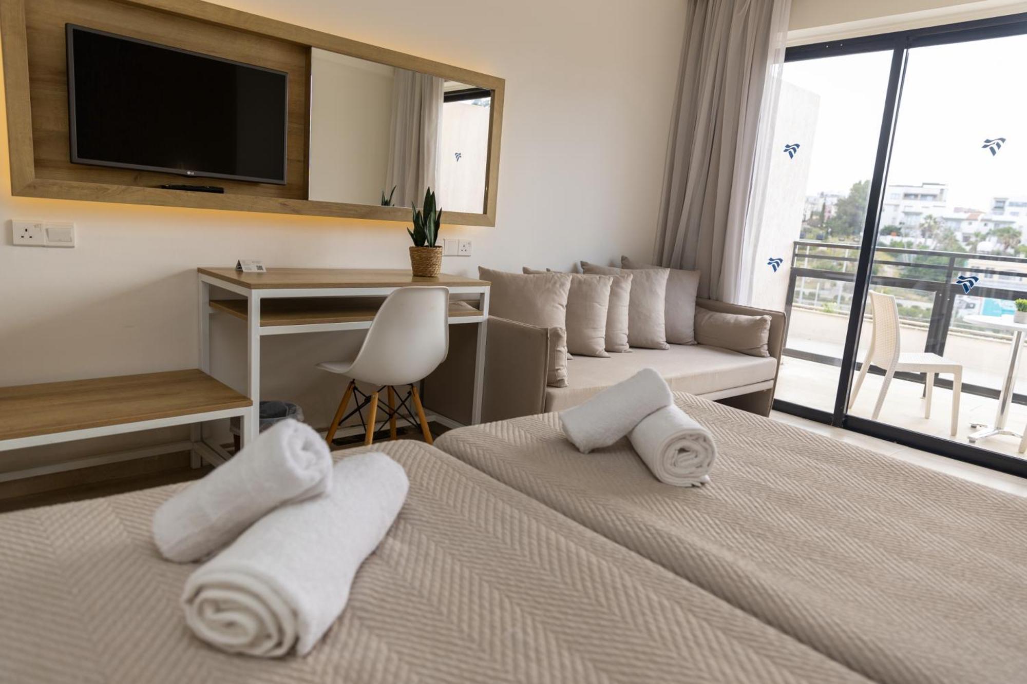 Venus Beach Hotel Paphos Esterno foto
