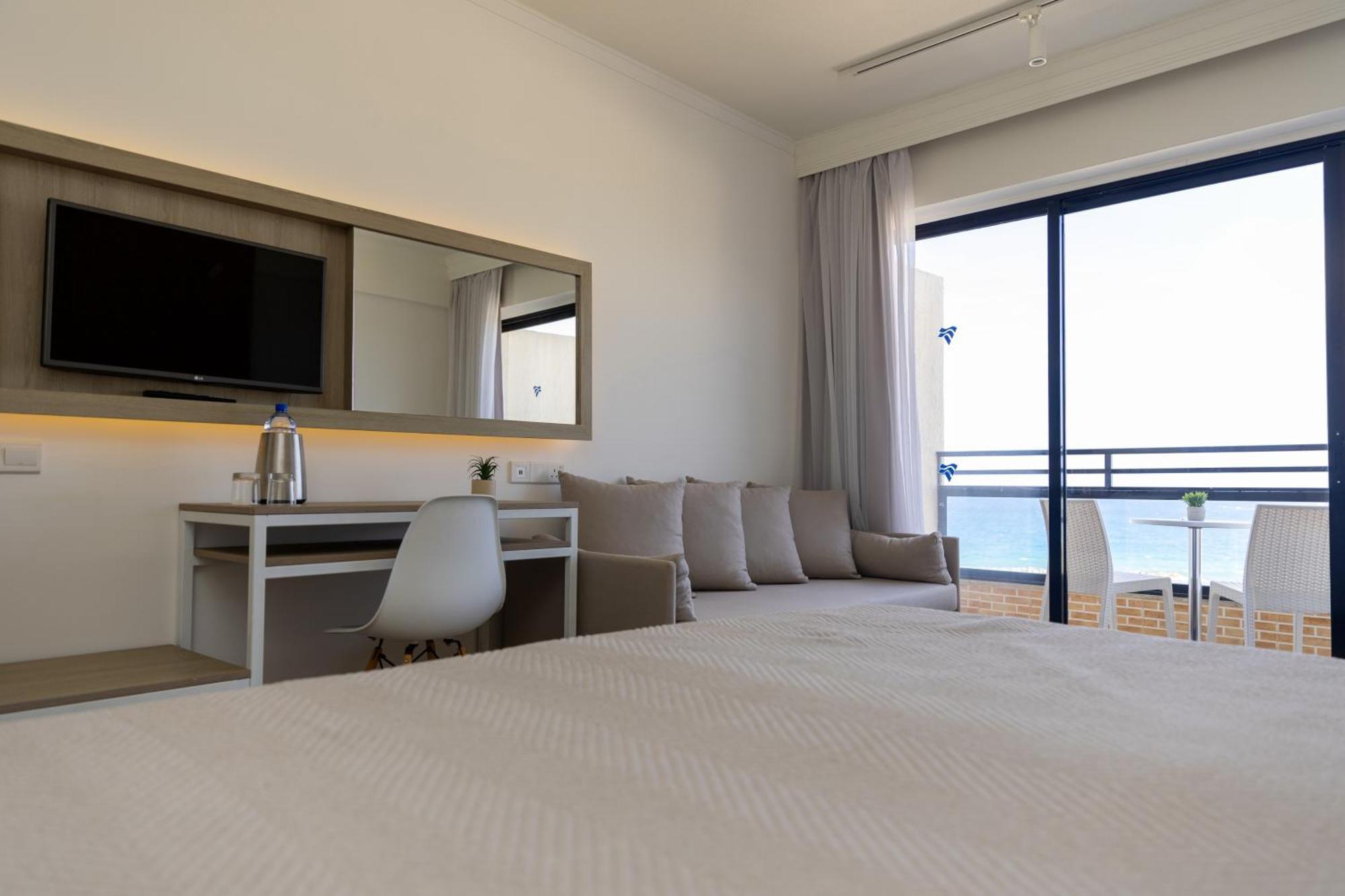 Venus Beach Hotel Paphos Esterno foto