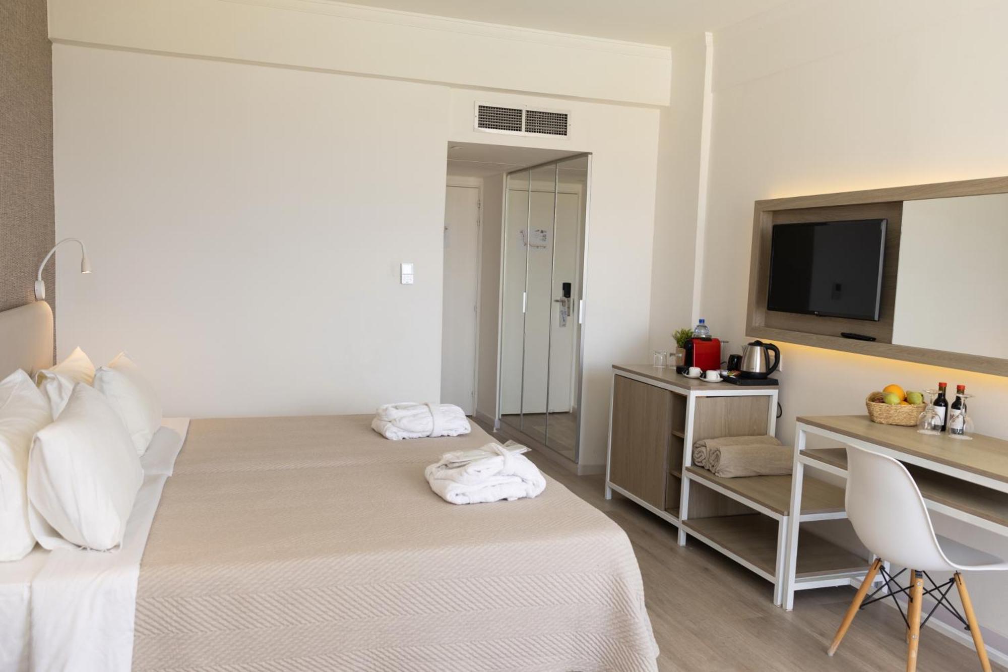 Venus Beach Hotel Paphos Esterno foto