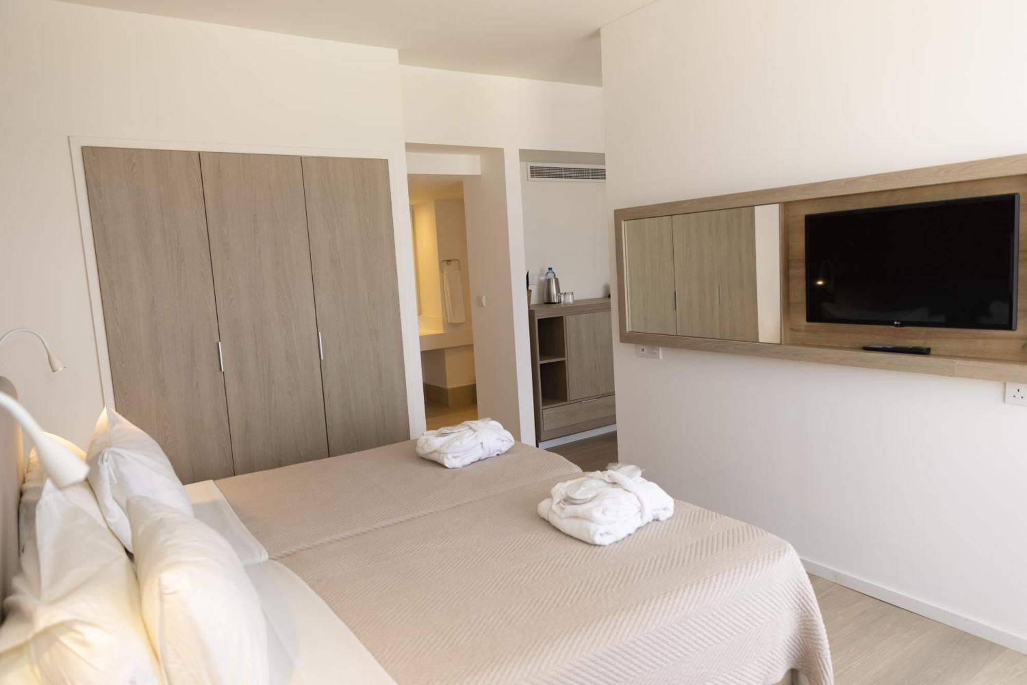 Venus Beach Hotel Paphos Esterno foto