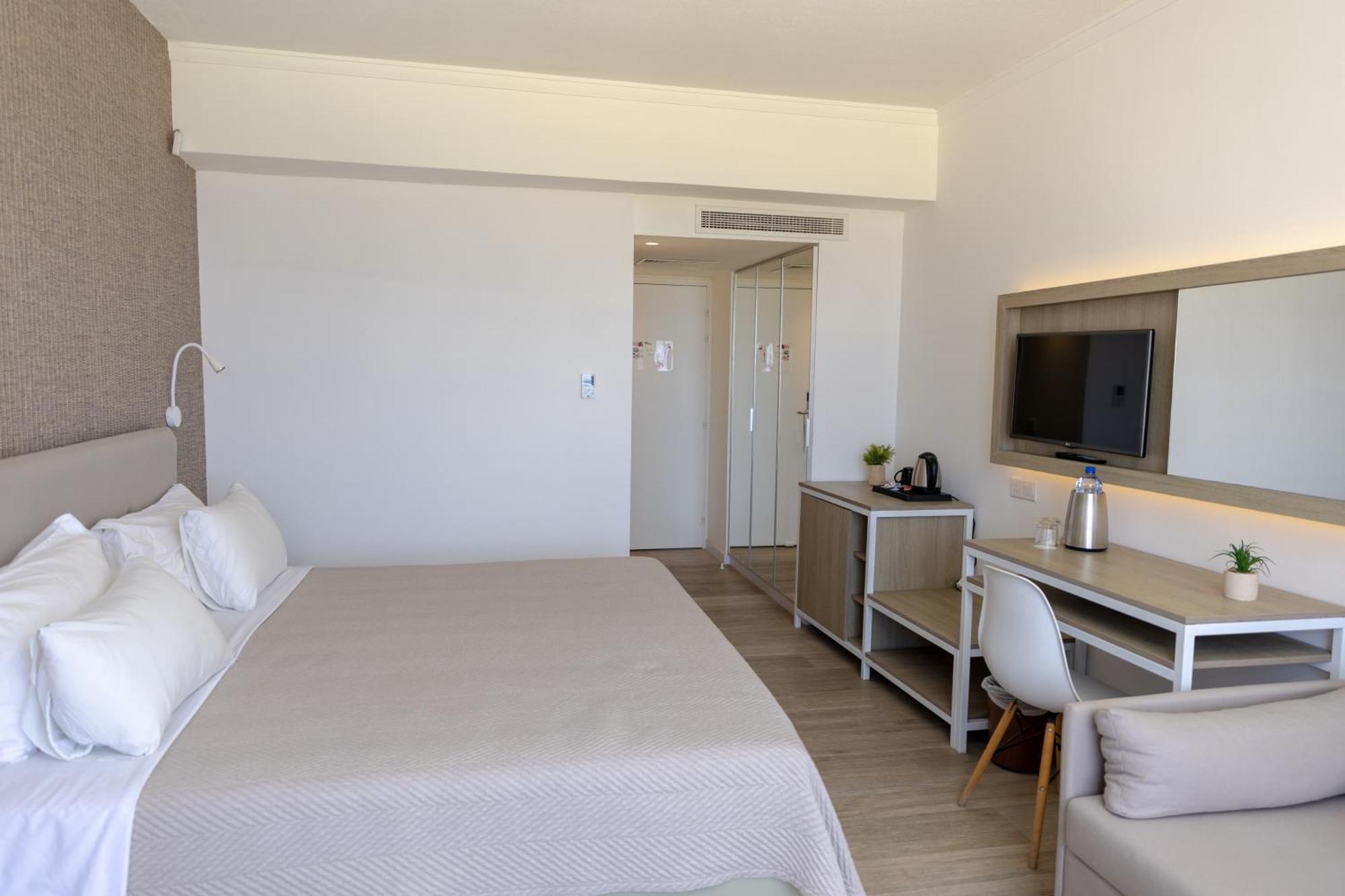 Venus Beach Hotel Paphos Esterno foto