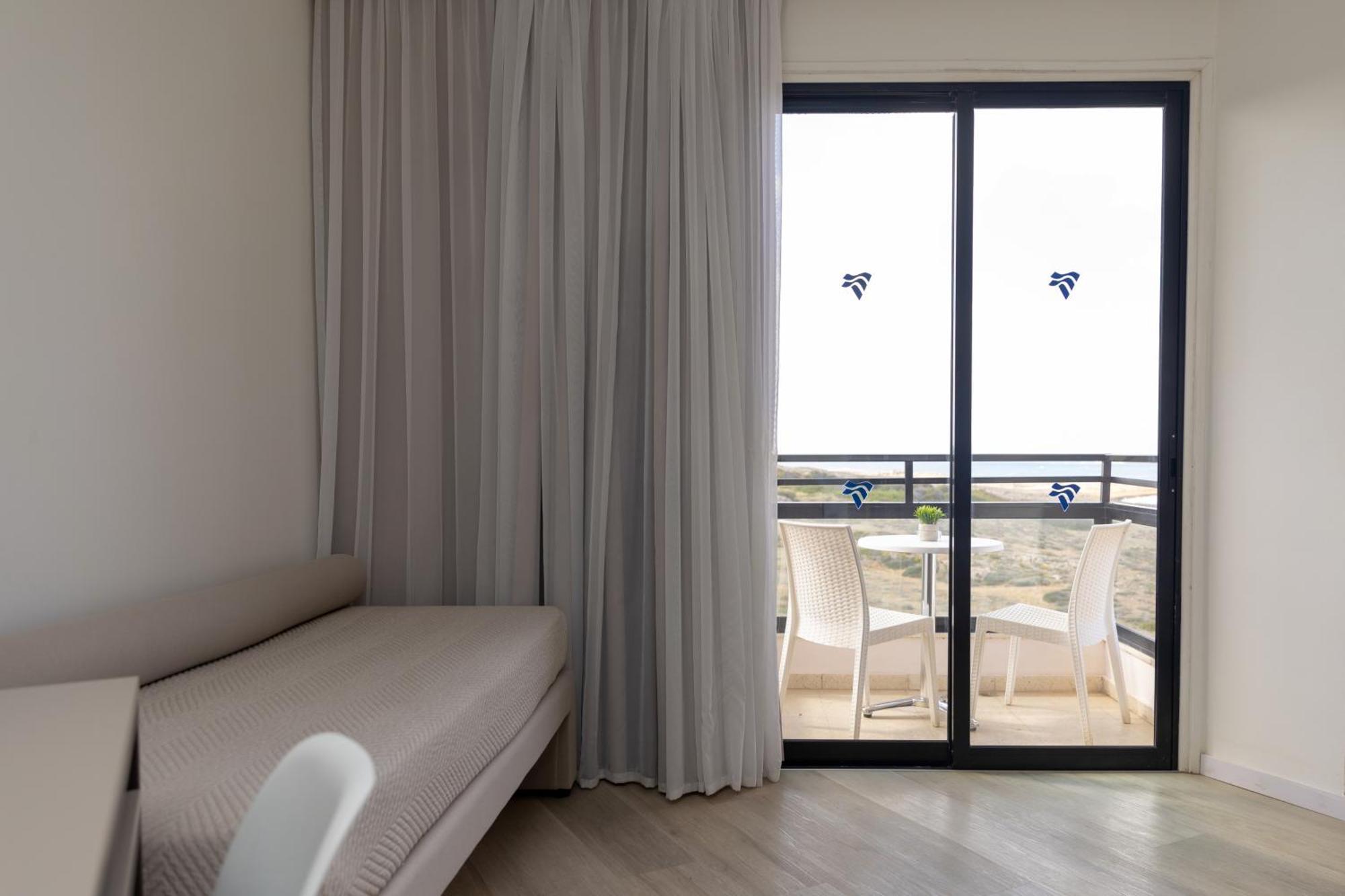 Venus Beach Hotel Paphos Esterno foto