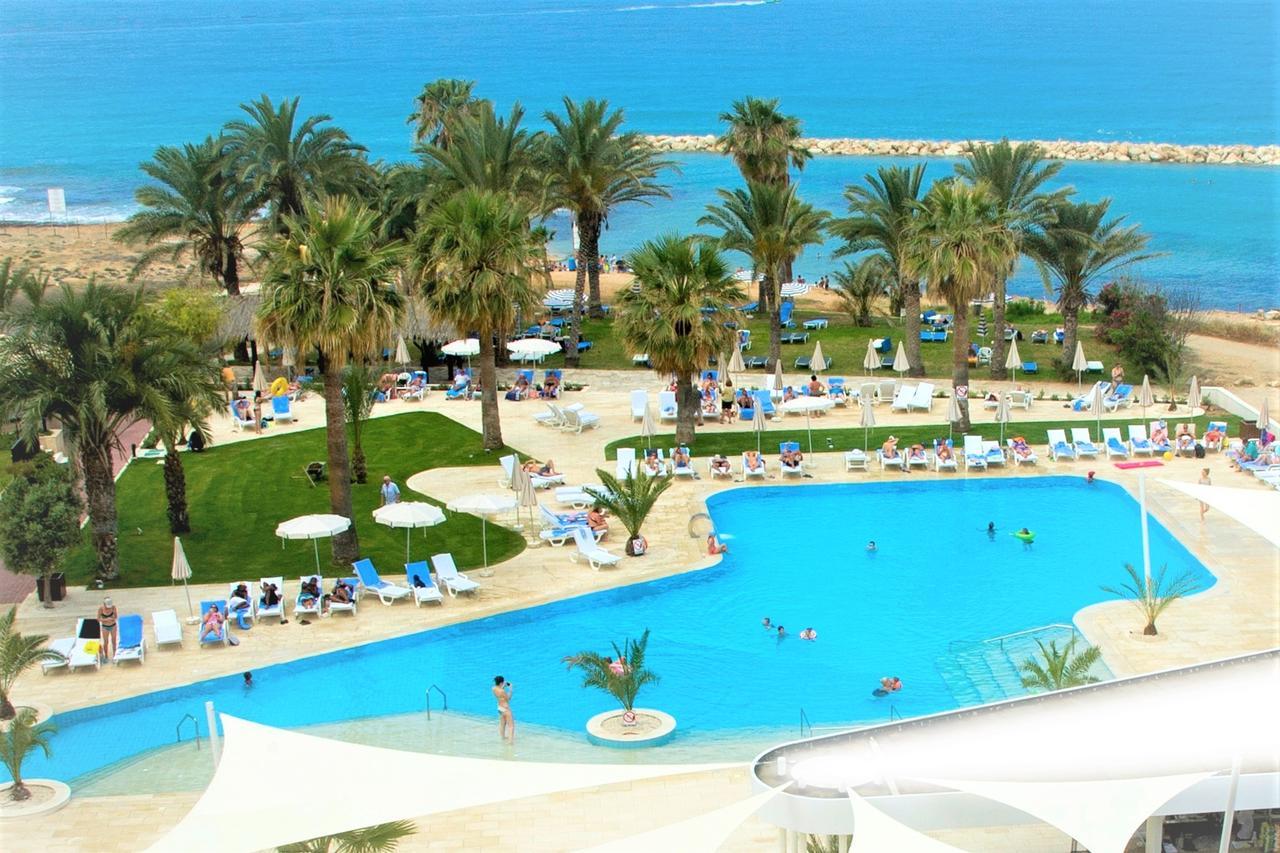 Venus Beach Hotel Paphos Esterno foto A swimming pool at a hotel in Cyprus