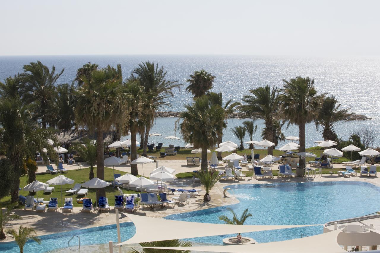 Venus Beach Hotel Paphos Esterno foto A pool at a hotel in Cyprus