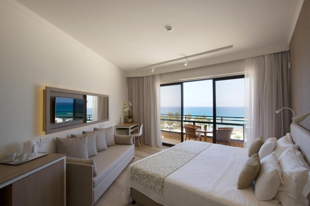 Venus Beach Hotel Paphos Esterno foto A room at the hotel