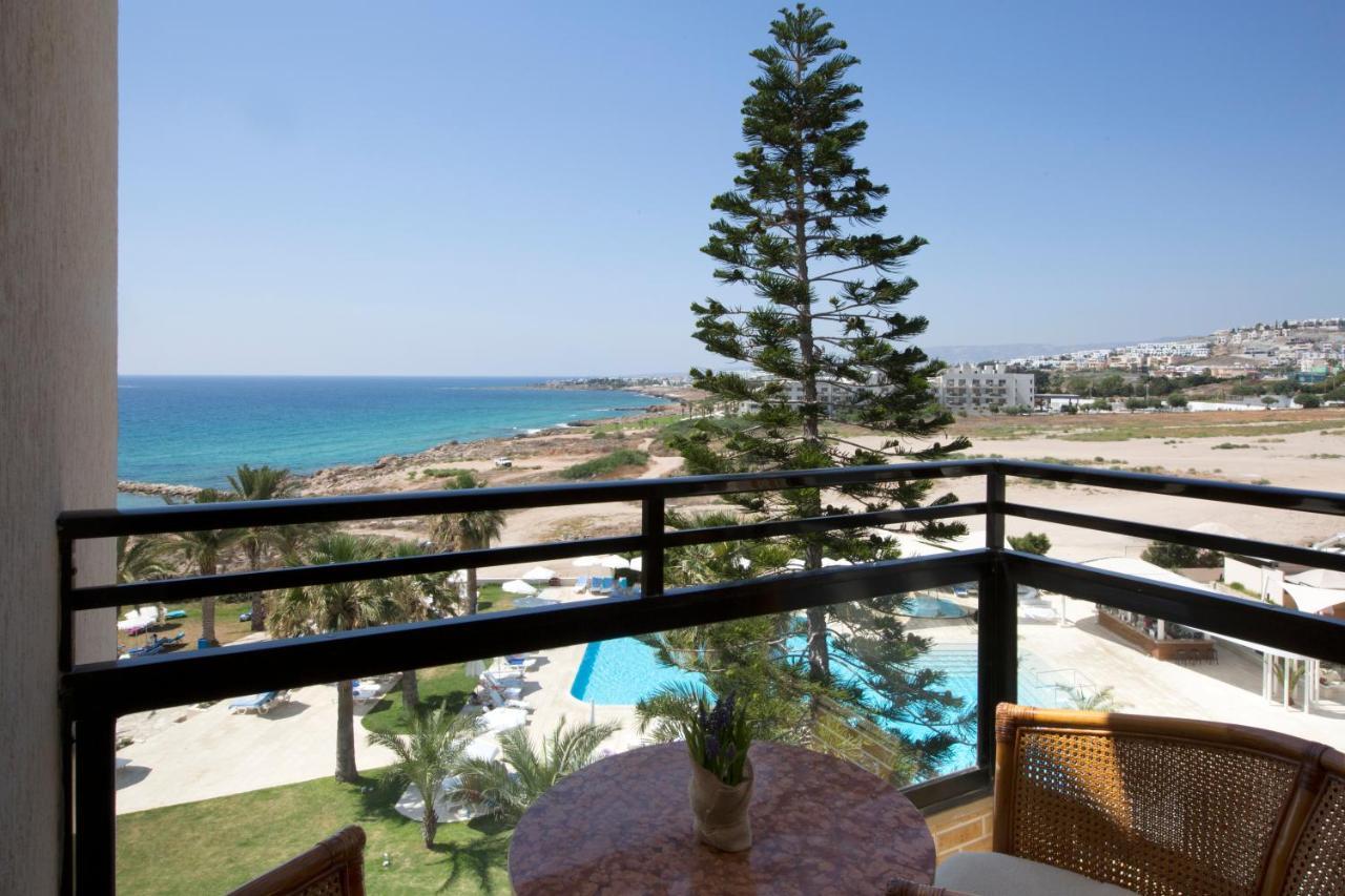 Venus Beach Hotel Paphos Esterno foto A balcony