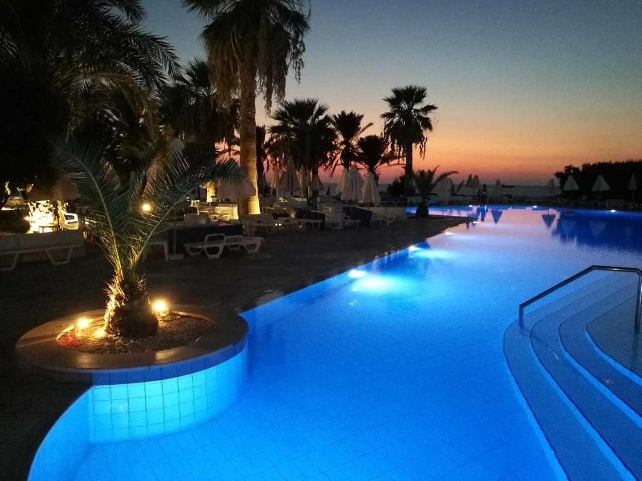 Venus Beach Hotel Paphos Esterno foto Sunset at the pool of the hotel
