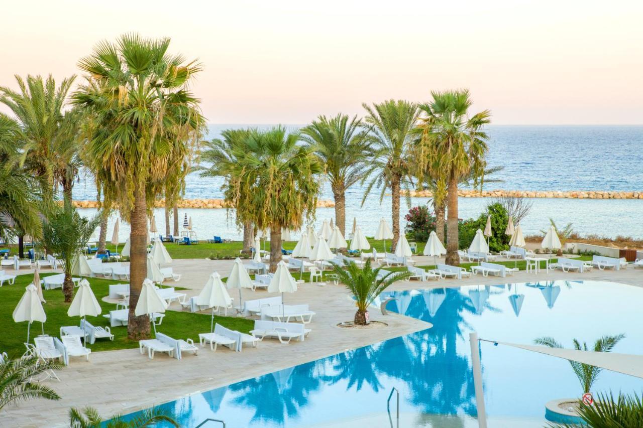 Venus Beach Hotel Paphos Esterno foto A pool at a hotel in Cyprus