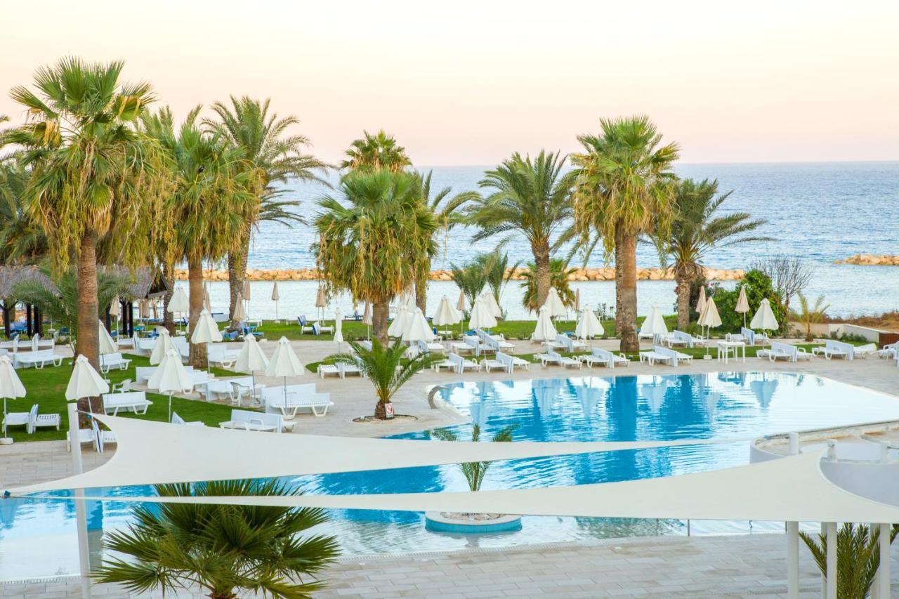 Venus Beach Hotel Paphos Esterno foto Pool at the Narenje Beach Resort