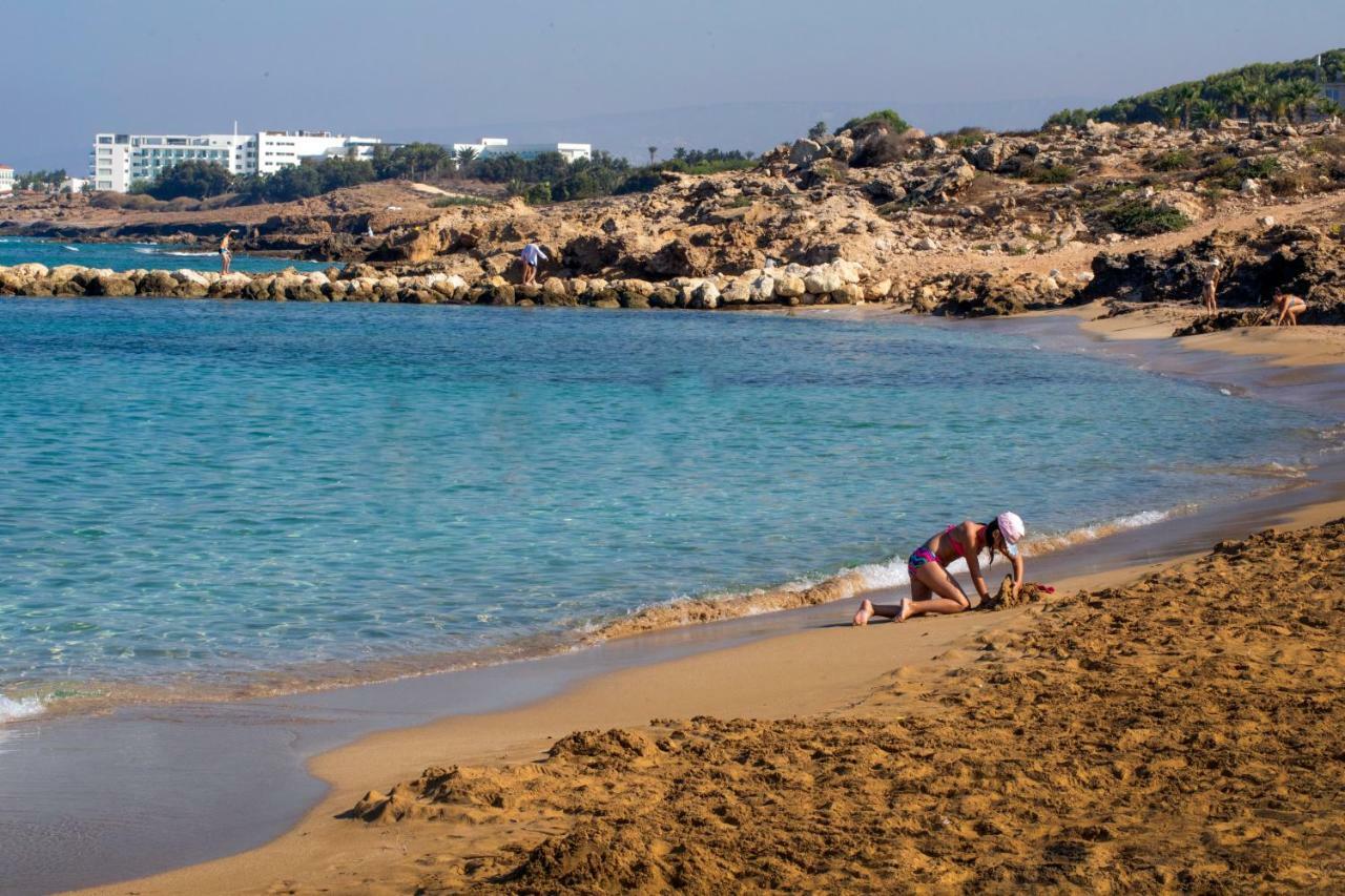 Venus Beach Hotel Paphos Esterno foto A beach in Cyprus